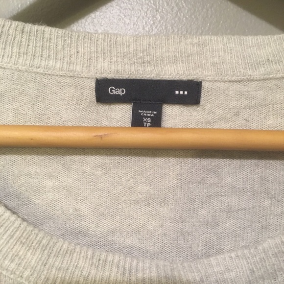 SALE ⚡️3/20⚡️GAP striped sweater - Picture 2 of 4